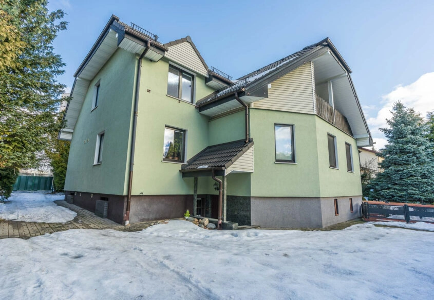 Duży dom z garażem dustanowiskowym