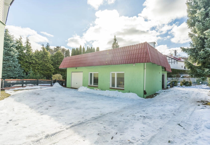 Duży dom z garażem dustanowiskowym