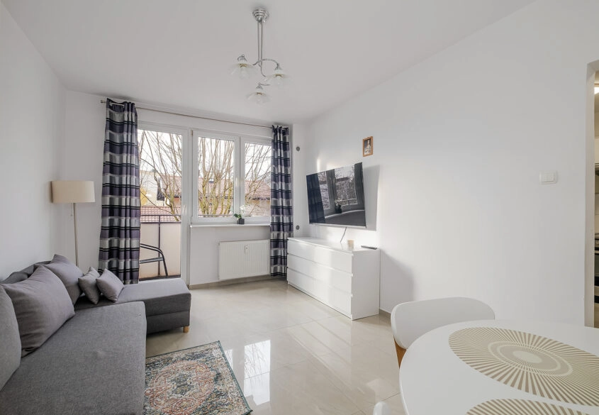 Dobrze skomunikowana kawalerka, tuż pod lasem.