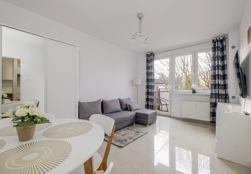 Dobrze skomunikowana kawalerka, tuż pod lasem.