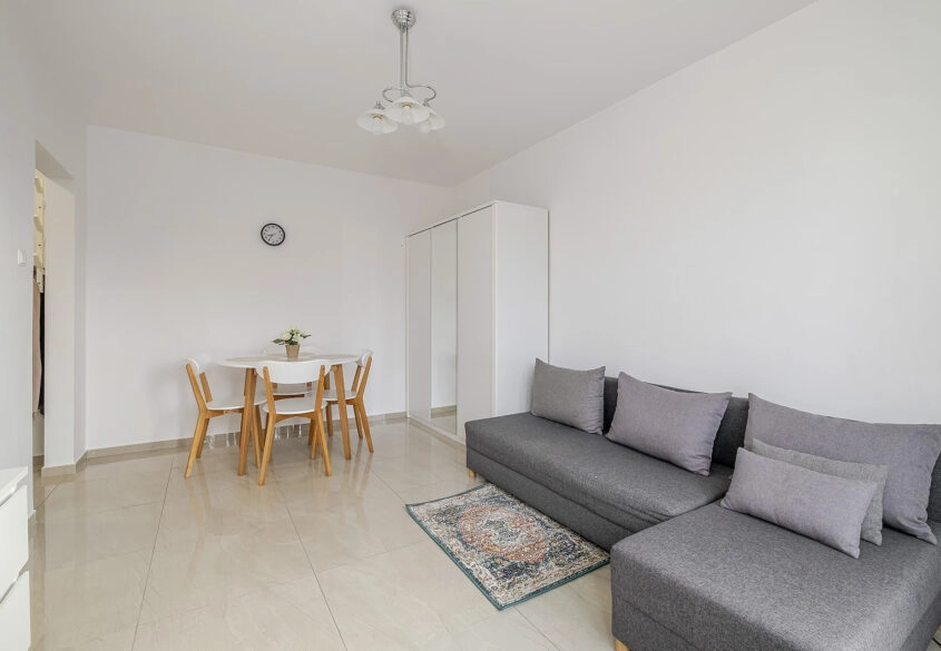 Dobrze skomunikowana kawalerka, tuż pod lasem.