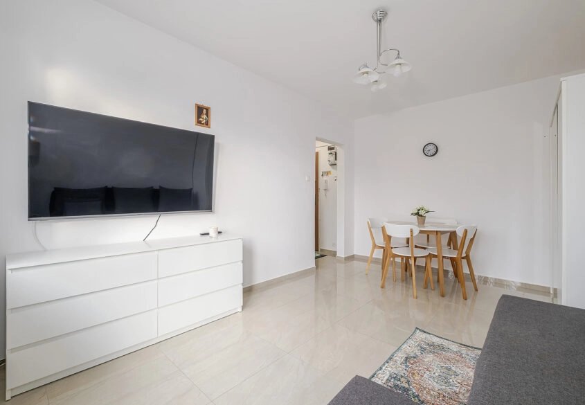 Dobrze skomunikowana kawalerka, tuż pod lasem.