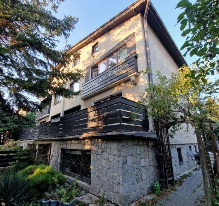 Doskonała lokalizacja, z osobnym lokalem.