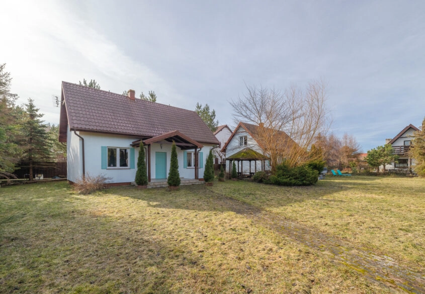 Dwa domki na dużej działce nad morzem