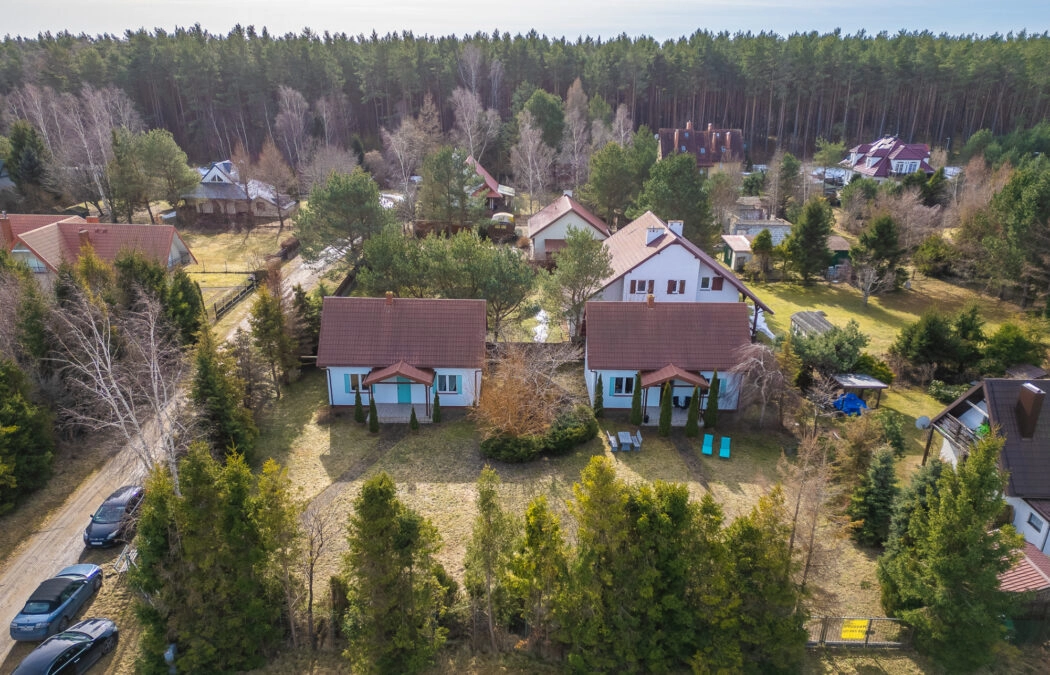 Dwa domki na dużej działce nad morzem