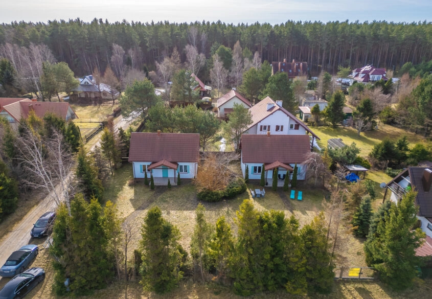 Dwa domki na dużej działce nad morzem