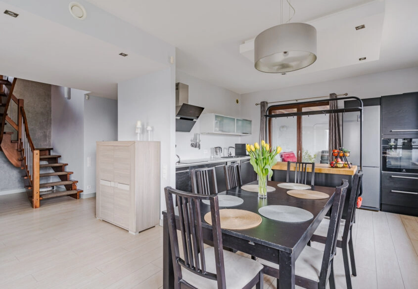 Energooszczędny, garaż 50m2, do zamieszkania