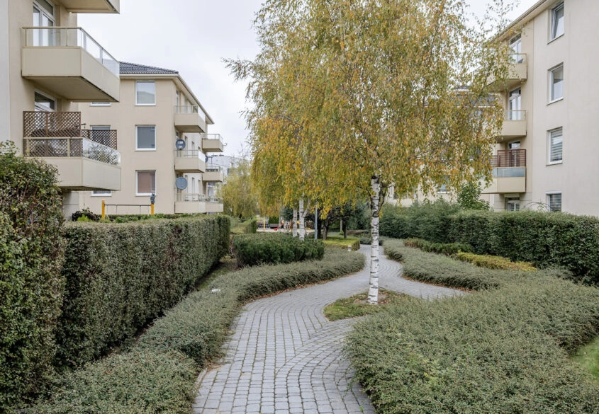 Kawalerka z aneksem sypialnianym i ogródkiem