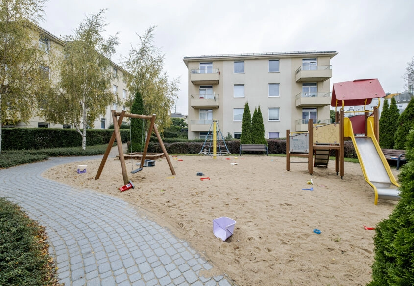 Kawalerka z aneksem sypialnianym i ogródkiem