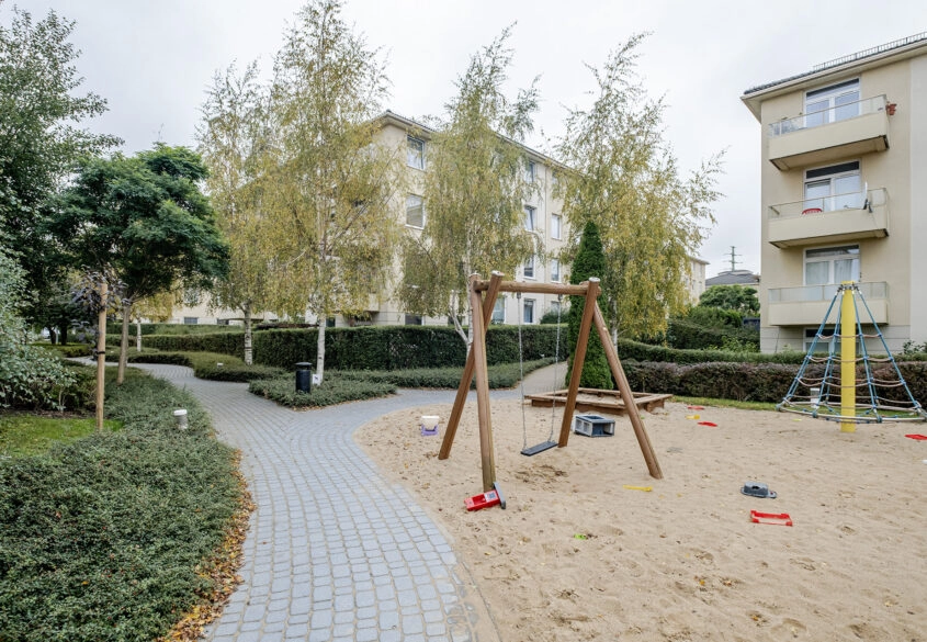 Kawalerka z aneksem sypialnianym i ogródkiem