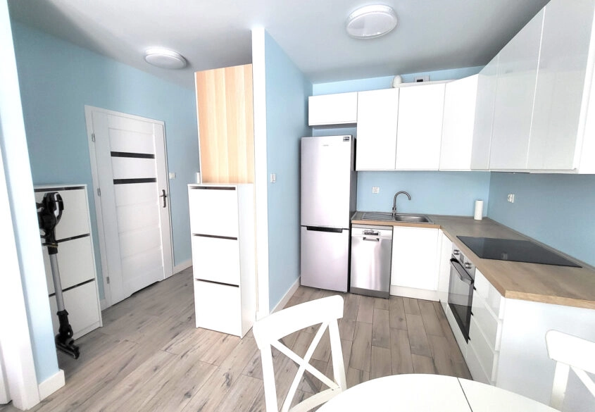 2 pokoje z miejscem w hali i piwnicą