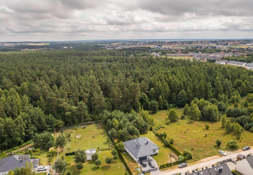 Piękna działka pod lasem 2257 m2 z wydaną WZKą!!.