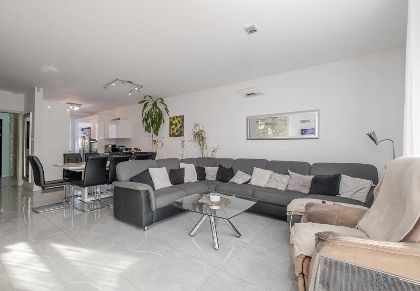 3 pokoje z basenem i ogrodem!