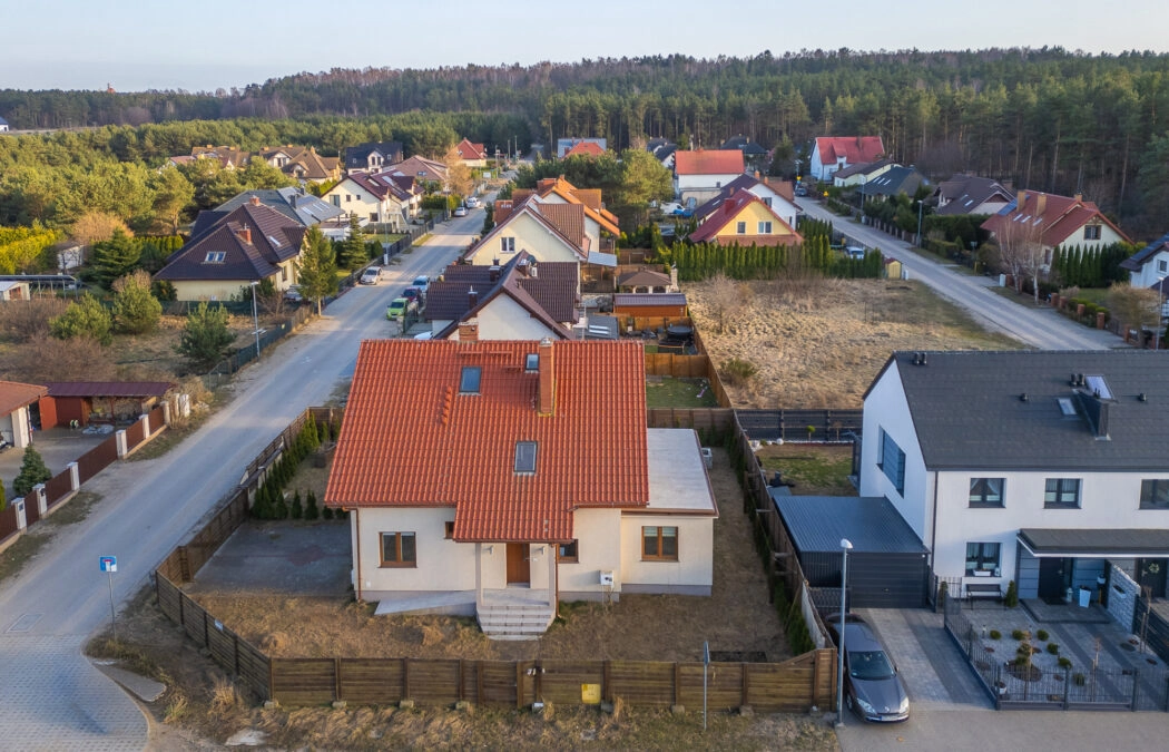 Dom wolnostojący - tuż pod lasem i blisko morza