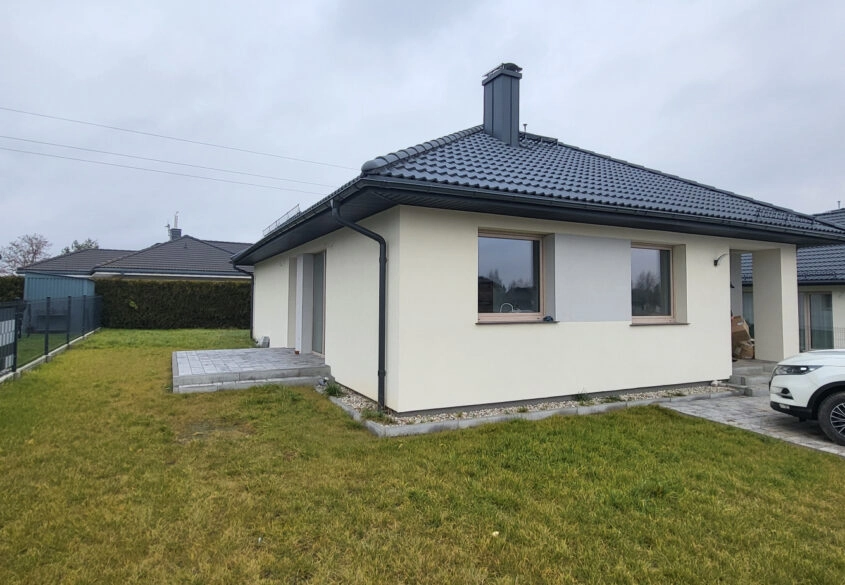 Dom parterowy wolnostojący ul. Purpurowa, Różyny