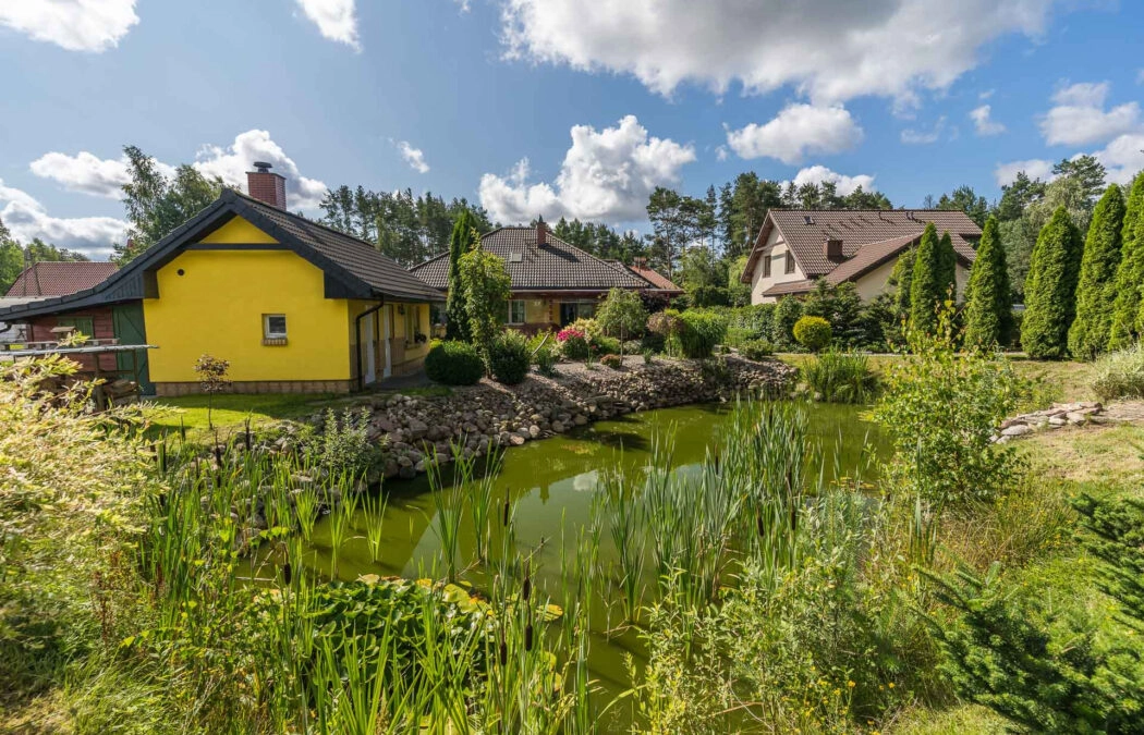 DOM, WŁASNY KAWAŁEK LASU I STAW