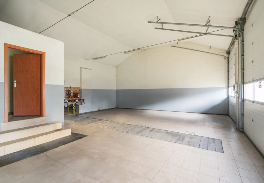 Warsztat / magazyn z domem mieszkalnym