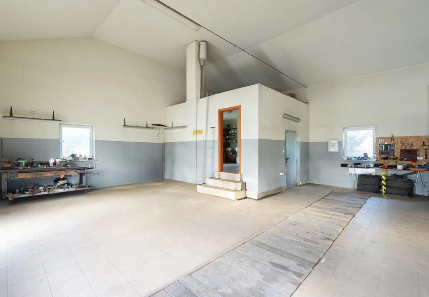 Warsztat / magazyn z domem mieszkalnym