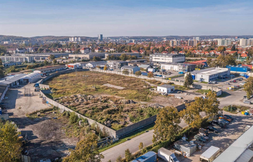 Duża ogrodzona działka w centrum miasta+ budynek