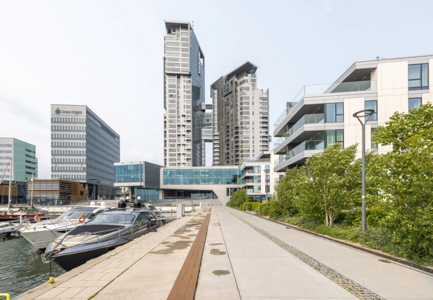 Lokal z widokiem na zatokę,przy deptaku Yacht Park