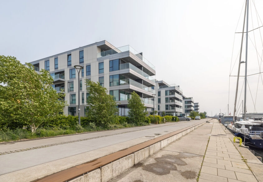 Lokal z widokiem na zatokę,przy deptaku Yacht Park