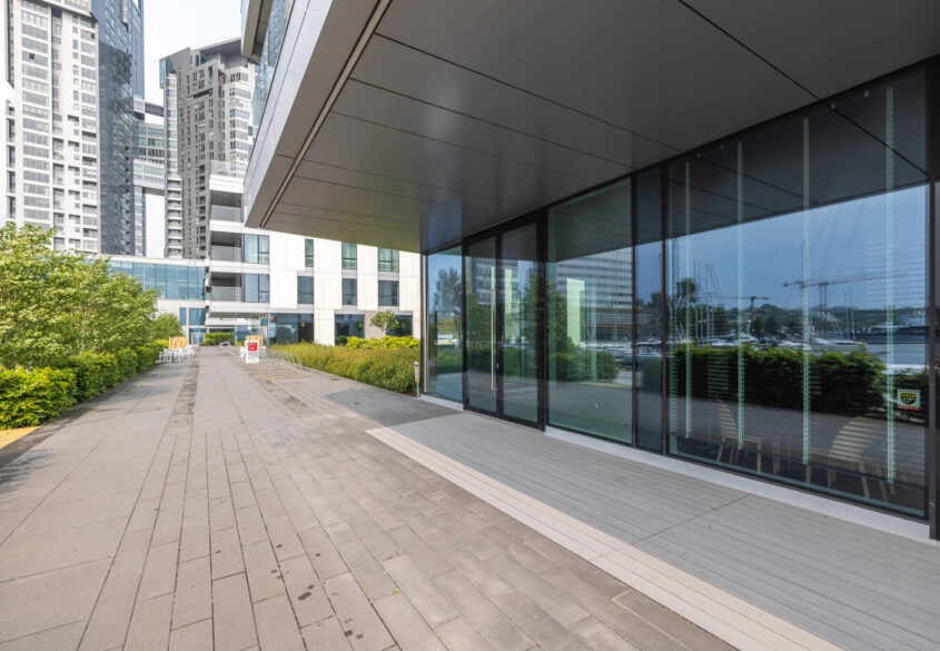 Lokal z widokiem na zatokę,przy deptaku Yacht Park