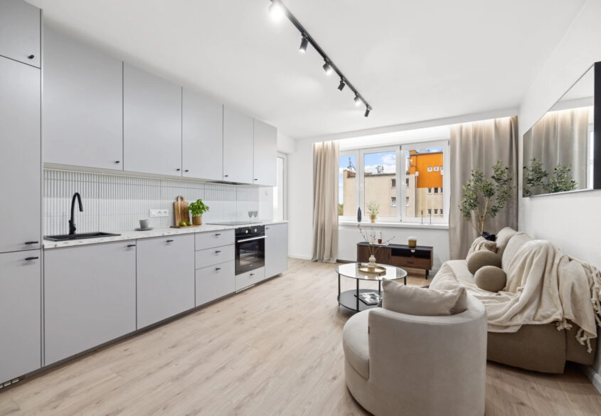 2 pokoje z loggią i piwnicą centrum miasta!