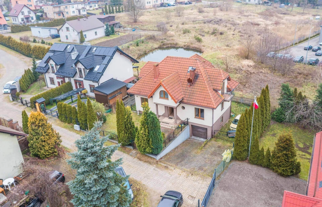 Dom wolnostojący z dwoma osobnymi mieszkaniami