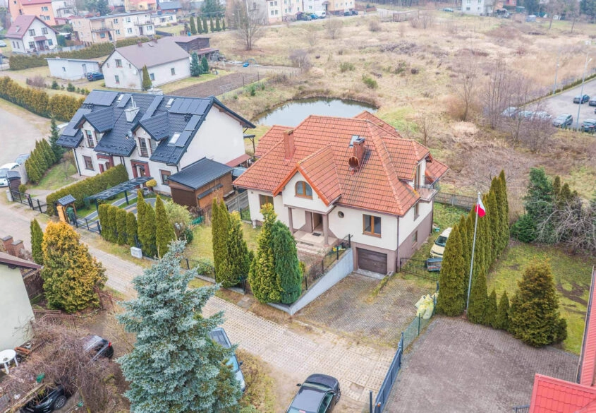 Dom wolnostojący z dwoma osobnymi mieszkaniami