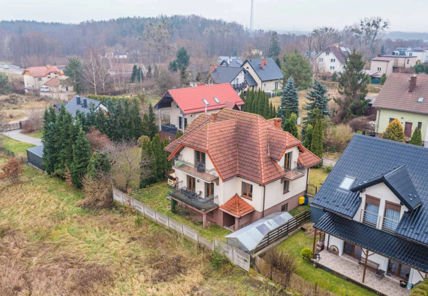 Dom wolnostojący z dwoma osobnymi mieszkaniami