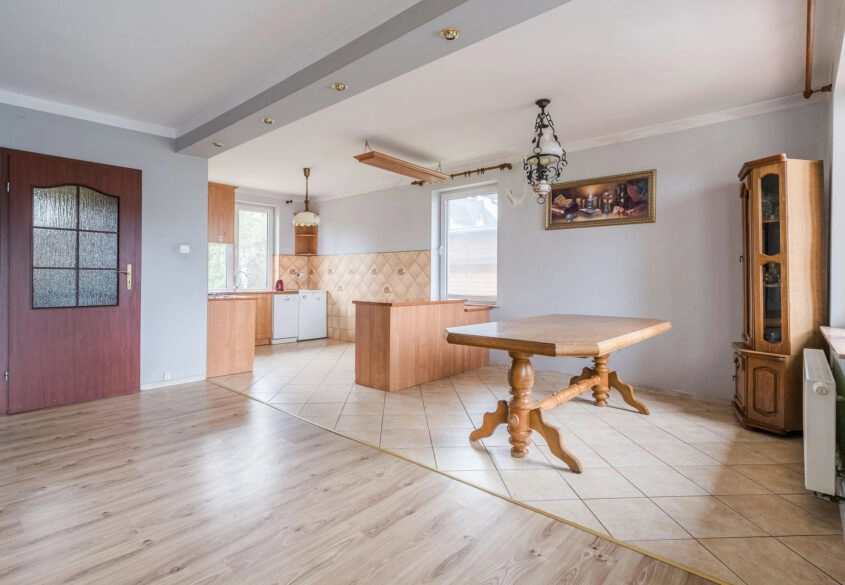 Dom wolnostojący z dwoma osobnymi mieszkaniami