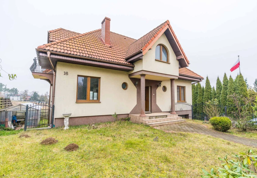 Dom wolnostojący z dwoma osobnymi mieszkaniami