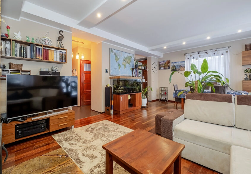 Dom wolnostojący 5 pok.w sąsiedztwie jeziora.