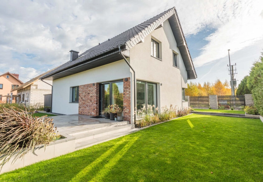 Ładny oszczędny dom, pompa-panele PV-rekuperacja