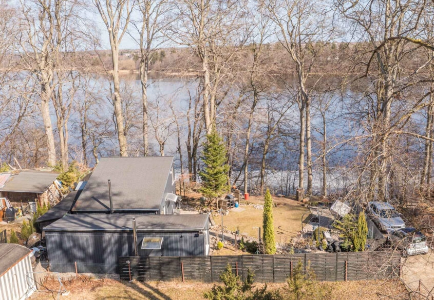 Działka nad jeziorem z malowniczym widokiem!