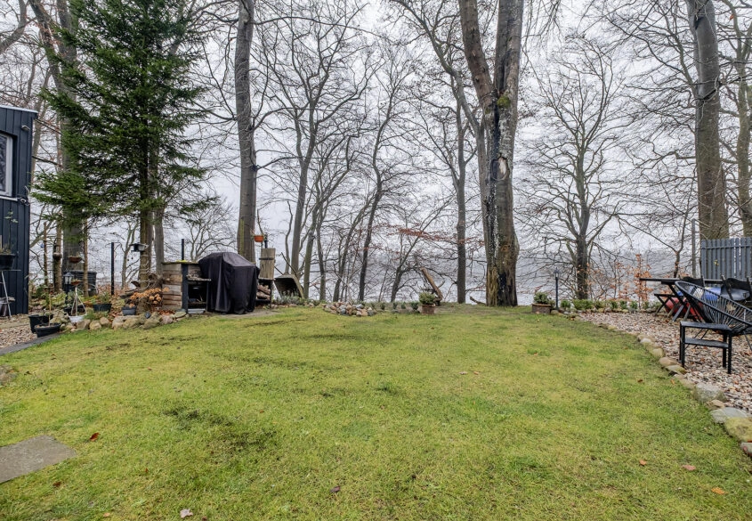 Działka nad jeziorem z malowniczym widokiem!