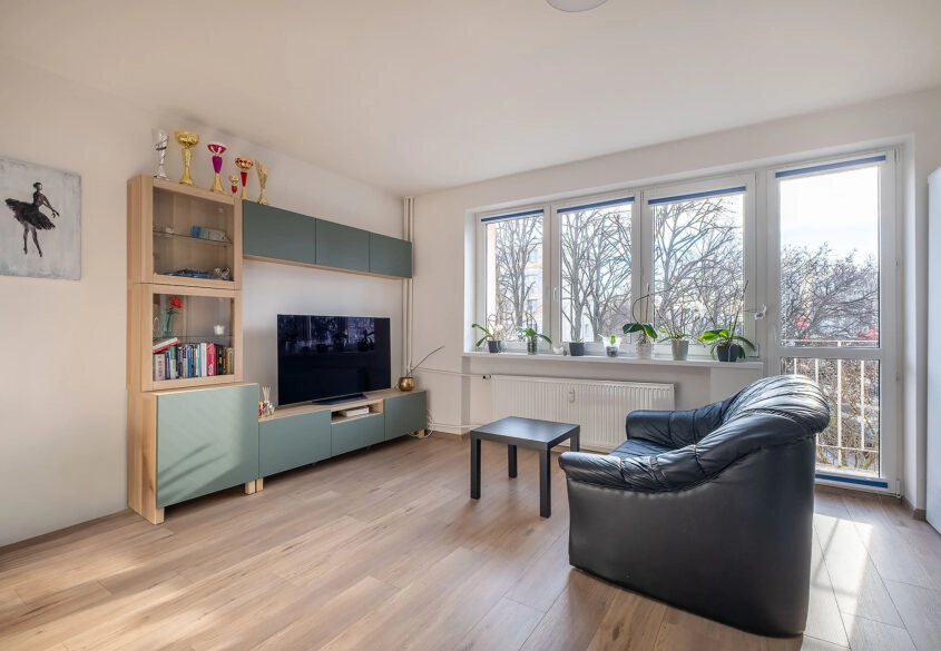 8 min do SKM! Hala garażowa! Po remoncie!