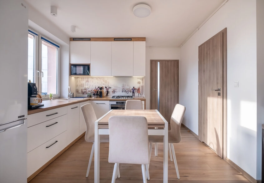 8 min do SKM! Hala garażowa! Po remoncie!