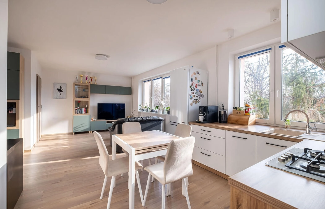 8 min do SKM! Hala garażowa! Po remoncie!