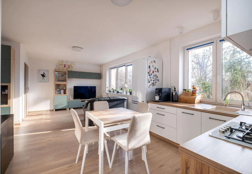 8 min do SKM! Hala garażowa! Po remoncie!