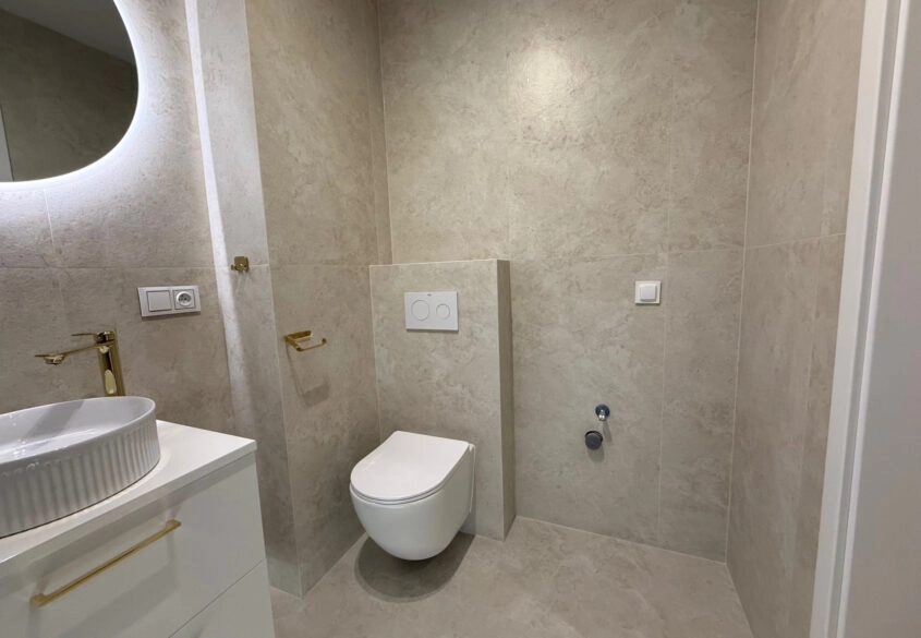 2 pokoje z miejsce postojowym.