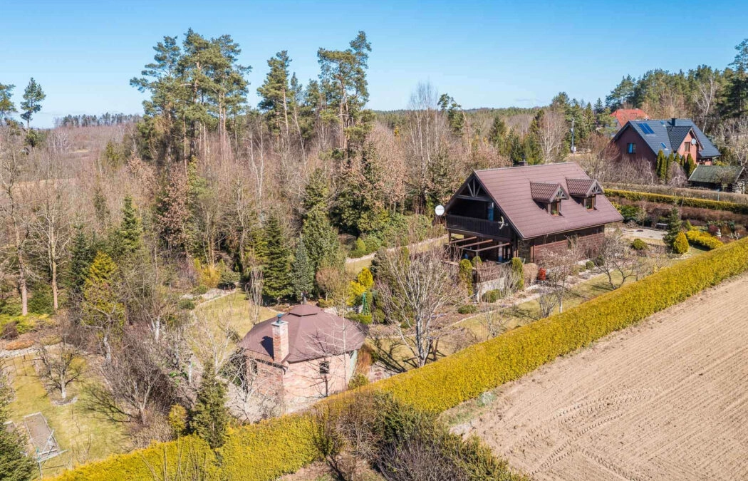 Dom Całoroczny z BALI na dużej działce z LASEM