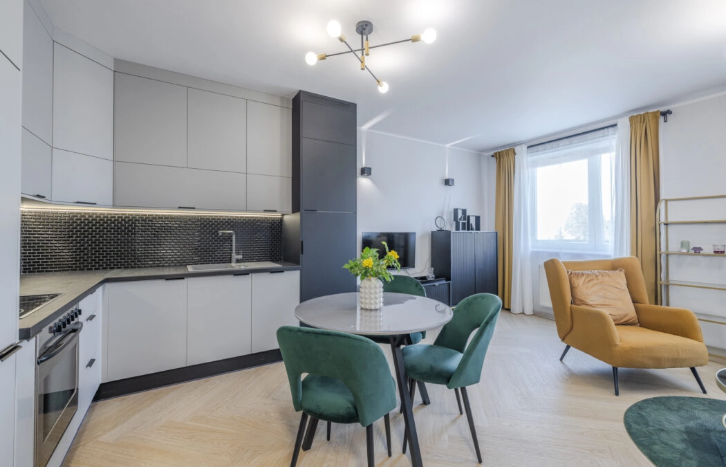 Szykowne 2 pokoje po remoncie z halą garażową