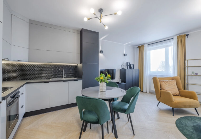 Szykowne 2 pokoje po remoncie z halą garażową