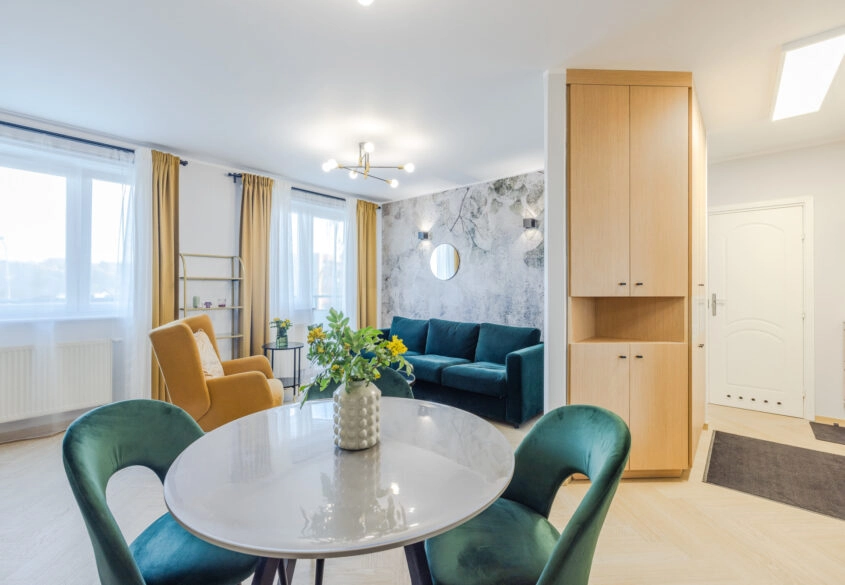 Szykowne 2 pokoje po remoncie z halą garażową