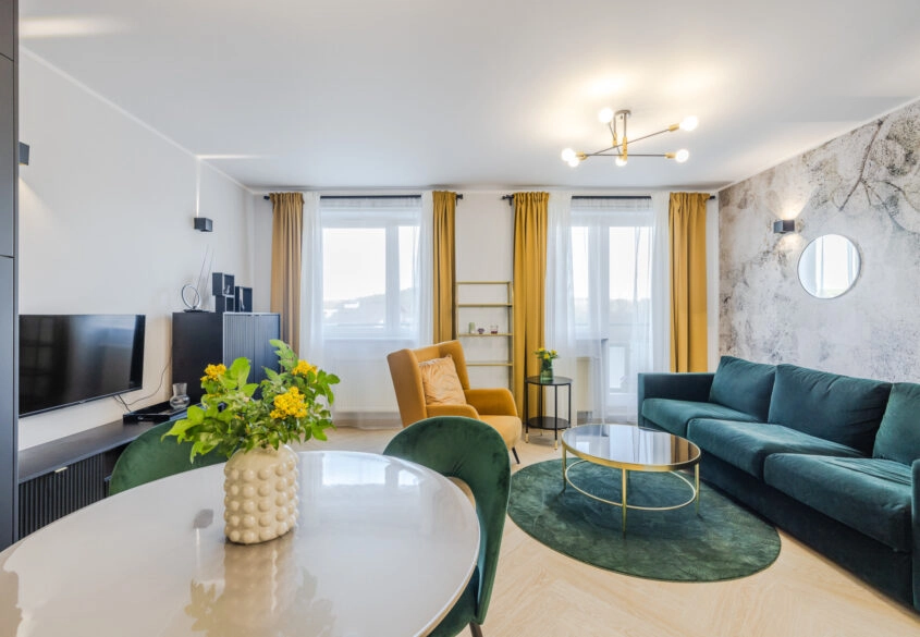 Szykowne 2 pokoje po remoncie z halą garażową