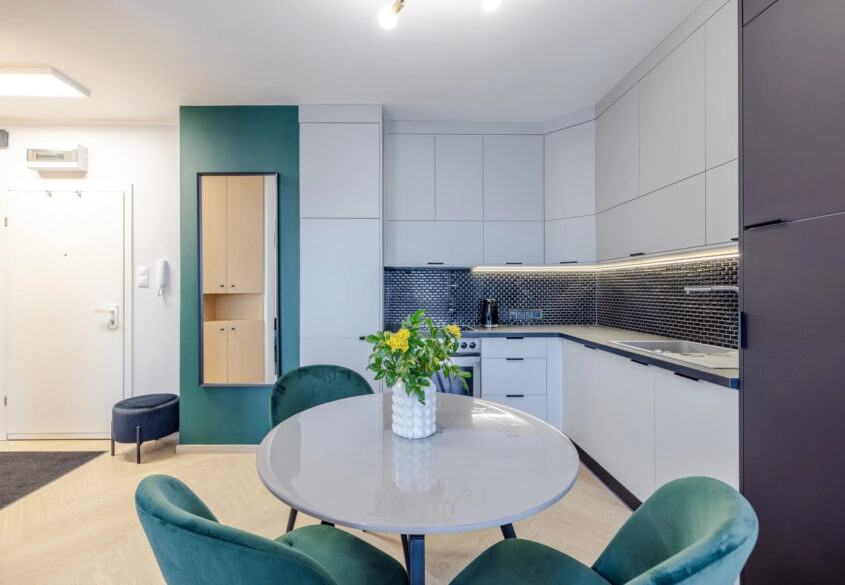 Szykowne 2 pokoje po remoncie z halą garażową