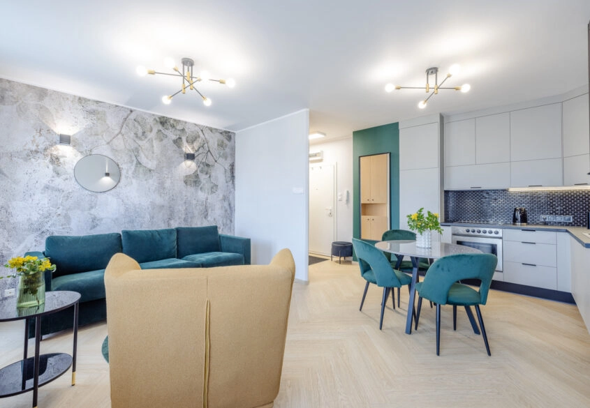 Szykowne 2 pokoje po remoncie z halą garażową