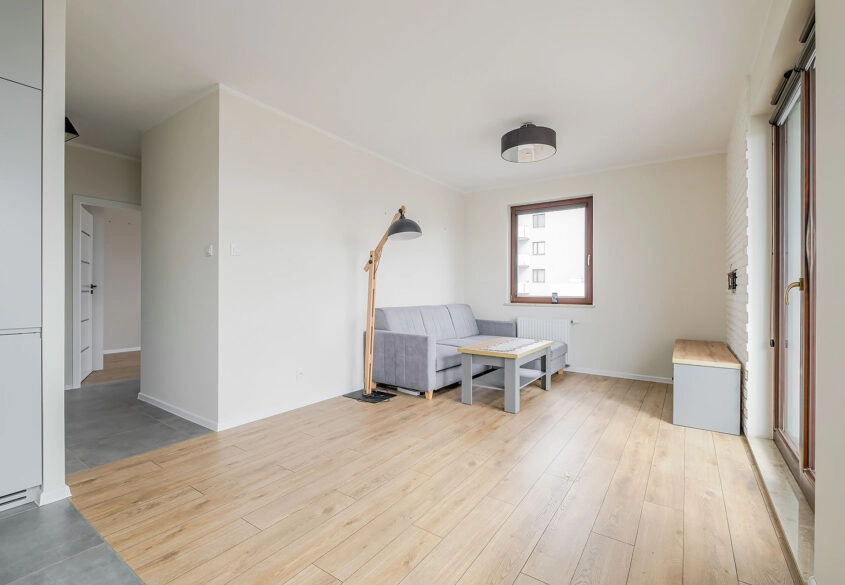 Zadbane mieszkanie 3-pok, winda i hala garażowa