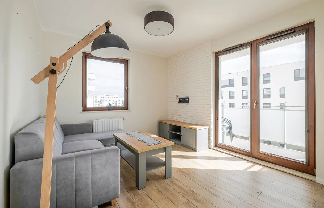 Zadbane mieszkanie 3-pok, winda i hala garażowa